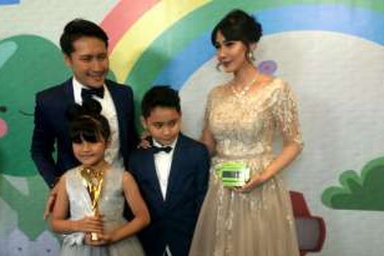 Pasangan Arie Untung dan Fenita Arie bersama dua anak mereka menghadiri ajang Mom & Kids Awards 2016 di studio MNC TV, Jakarta, Senin (19/12/2016).