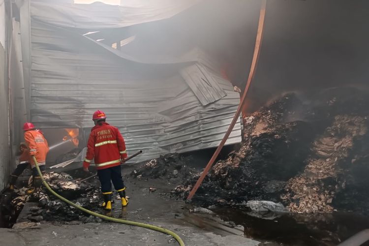 Petugas pemadam kebakaran berupaya memadamkan kebakaran di Pabrik kertas di Desa Pandanlandung, Kecamatan Wagir, Kabupaten Malang, Jum'at (16/9/2022).