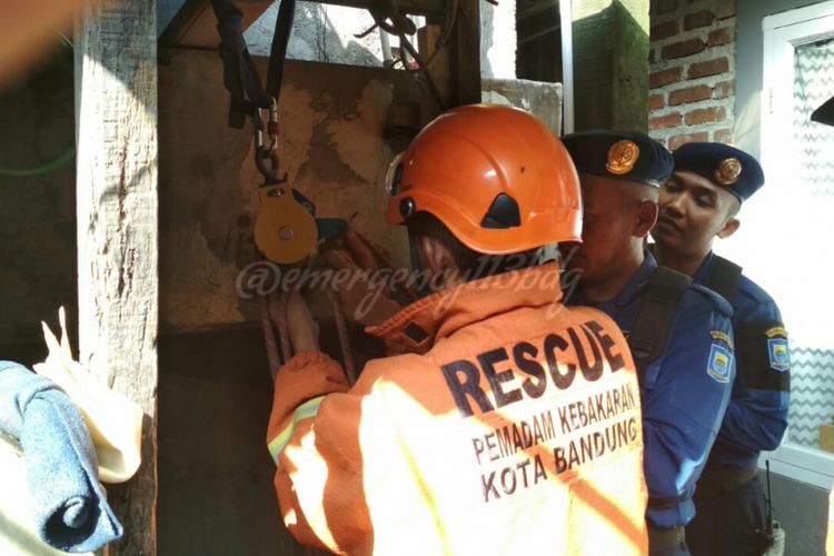 Tim Rescue Diskar PB Kota Bandung tengah melakukan penyelematan terhadap seekor kucing yang masuk dalam sumur sedalam 8 meter selama dua hari, Senin (3/9/2019). 