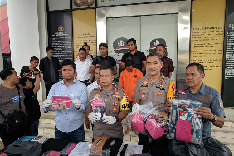 Kapolres Tangerang Selatan AKBP Ferdy Irawan Memberikan Keterangan Terkait Kasus Pembunuhan Seorang Wanita yang ditemukan Tewas di Sebuah Apartemen di Kabupaten Tangerang