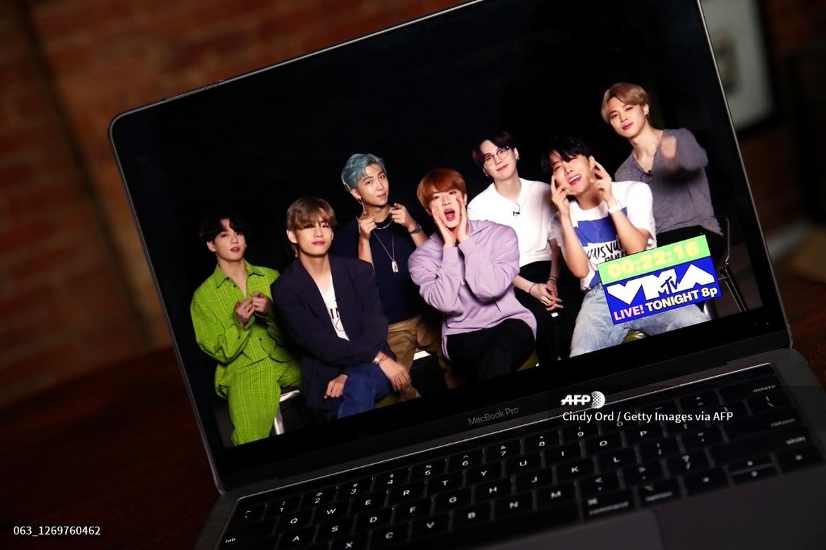 BTS menyapa penggemar menjelang penayangan 2020 MTV Video Music Awards pada Minggu (30/8/2020).