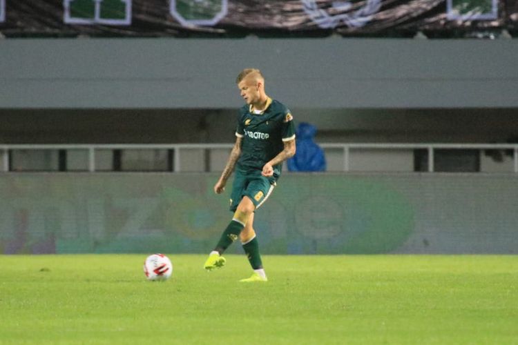 Aksi gelandang Tira Persikabo, Patteri Pennanen, dalam laga melawan Persita Tangerang di Stadion Pakansari, Cibinong, Bogor, Minggu (15/3/2020).