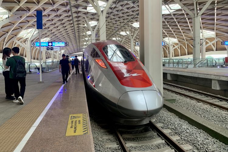 Kereta cepat Jakarta-Bandung Whoosh di Stasiun Halim, Jakarta Timur. Pakar ekonomi Universitas Airlangga (Unair) Surabaya menilai pembiayaan proyek Kereta Cepat Jakarta?Bandung (KCJB) atau Whoosh melalui skema Danantara lebih tepat dibandingkan membebani APBN.