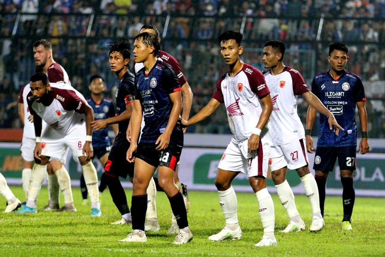 Pemain PSM Makassar Agung Mannan bersiap duel dengan pemain Arema FC pada babak penyisihan grup D Piala Presiden 2022 yang berakhir dengan skor 0-1 di Stadion Kanjuruhan Kepanjen Kabupaten Malang, Sabtu (11/6/2022) malam.
