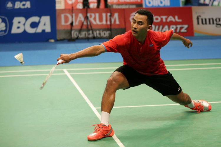 Pemain bulu tangkis tunggal putra  Indonesia, Tommy Sugiarto bertanding melawan pemain tunggal putra Malaysia, Lee Chong Wei pada pertandingan babak pertama BCA Indonesia Open Super Series Premier (BIOSSP) 2017 di Jakarta Plenary Hall, Jakarta Convention Center, Rabu (14/6/2017). Ia gagal melaju ke babak kedua setelah kalah dengan skor 21-13 10-21 18-21. KOMPAS IMAGES/KRISTIANTO PURNOMO