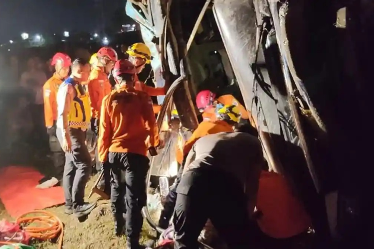 Kronologi Bus Zentrum Kecelakaan di Tol Pejagan–Pemalang: 1 Tewas, 24 Orang Luka-luka