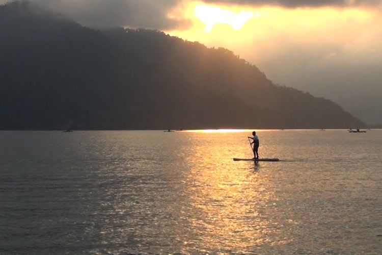 Cara lain menikmati suasana di pantai Mutiara di Trenggalek adalah bermain paddle boarding (padling) saat senja.