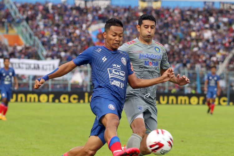Pemain Arema FC Dendi Santoso dijaga ketat pemain Persib Bandung Esteban Viscarra pada pekan kedua Liga 1 2020 yang berakhir dengan skor 1-2 di Stadion Kanjuruhan Malang, Jawa Timur, Minggu (08/03/2020) sore.