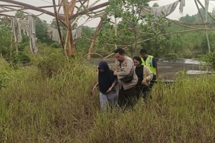 Anggota Polsek Tampan saat mengevakuasi mahasiswi yang diserang tawon di kawasan Stadion Utama Riau di Pekanbaru, Riau, Rabu (18/10/2023).