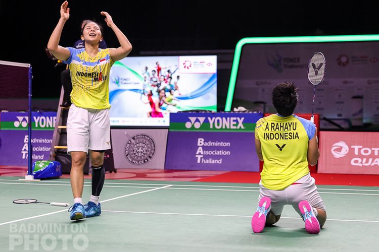 Greysia Polii (kiri) dan Apriyani Rahayu (kanan) seusai wakil Thailand, Jongkolphan Kititharakul/Rawinda Prajongjai, pada final Thailand Open 2021 yang dihelat di Impact Arena, Bangkok, Minggu (17/1/2021).