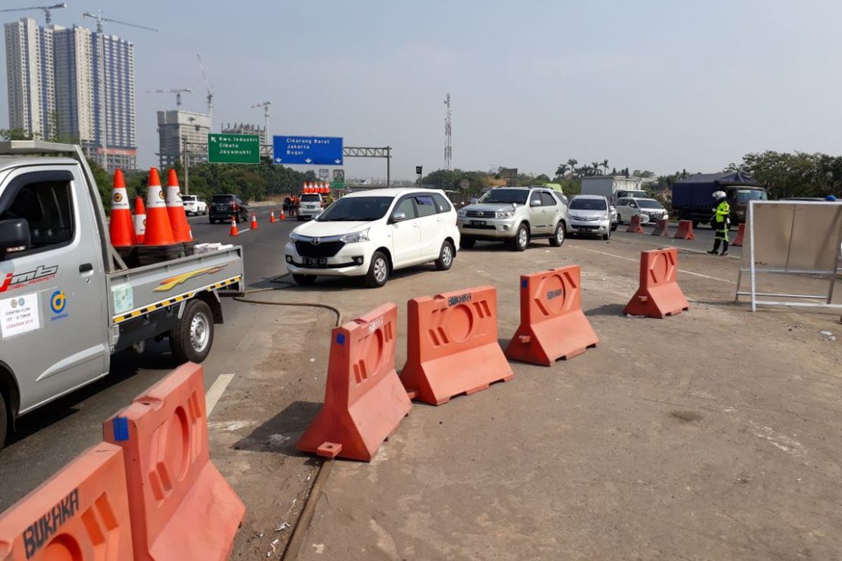 Pemberlakukan contraflow di KM 35+600 di Tol Jakarta-Cikampek, Senin (11/6/2018).