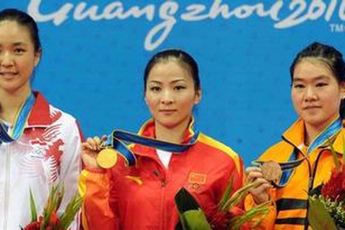 Ivana Irmanto (kiri), menyabet medali perak wushu di Asian Games XVI, Sabtu (13/11/10).