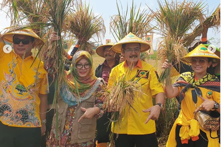 (dari kiri ke kanan) Hutomo Mandala Putra atau Tommy Soeharto, Siti Hardijanti Rukmana atau Mbak Tutut, Bambang Trihatmodjo, dan Mayangsari. 