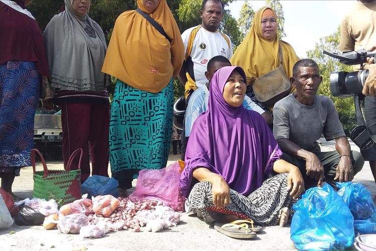 Foto : Para pedagang menjual barang dagangan di halaman kantor DPRD Sikka, Selasa (2/6/2019). 