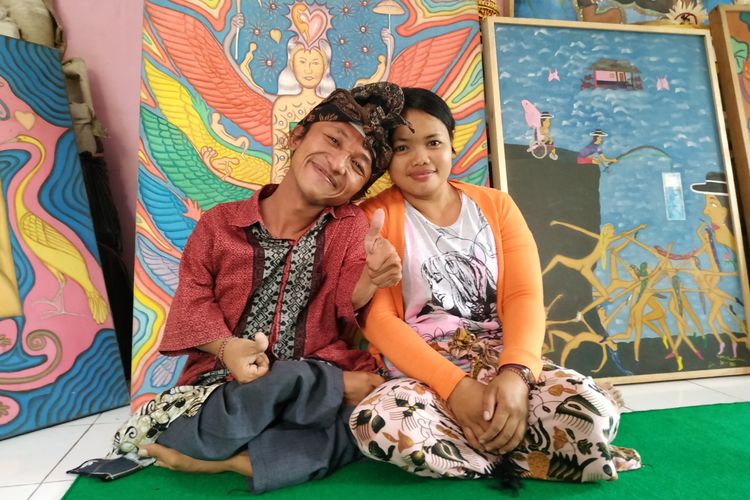 Ketut Budiarsa, penderita osteogenesis bersama sang istri Ida Ayu Ketut Kenari .