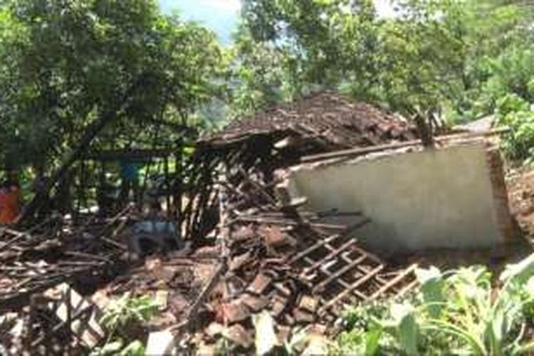 Salah satu rumah warga desa Depok Kecamatan Bendungan Kabupaten Trenggalek,huncur akibat di terjang tanah longsor (24/11/2016)