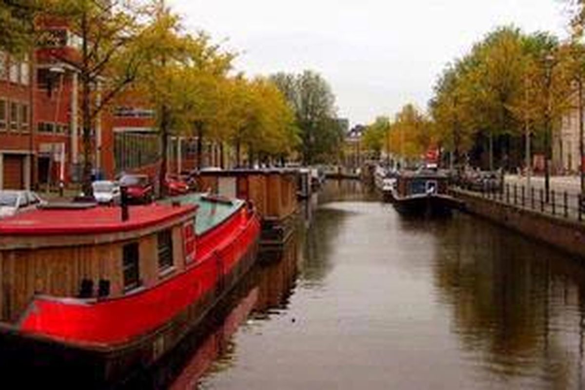 Dua orang pemenang utama kompetisi ini akan berkesempatan mengikuti summer course di Utrecht Summer School, Utrecht, Belanda, selama dua minggu. 