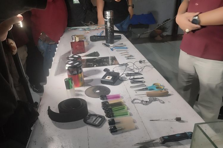 Barang-barang yang disita petugas usai sidak di sejumlah kamar hunian tahanan di Rutan Kelas I Makassar, Jalan Rutan, Kecamatan Rappocini, Kota Makassar, Sulsel, Kamis (4/4/2024).