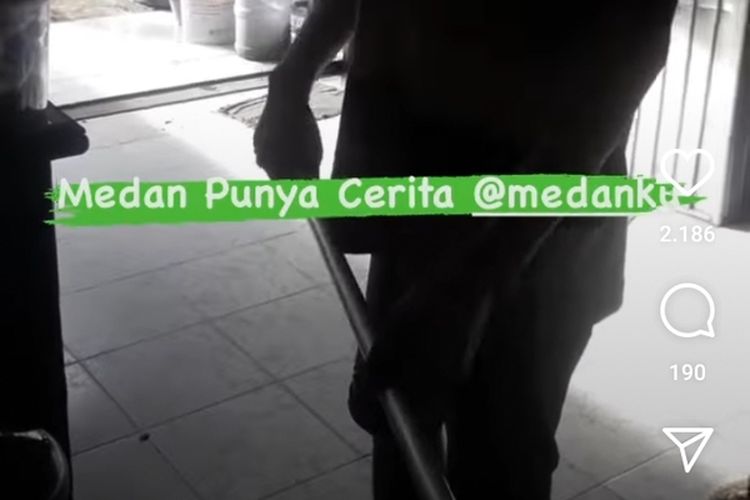 Tangkapan layar video unggahan di akun Instagram@medanku memperlihatkan seorang pria membawa tongkat aluminium saat mendatangi toko di Jalan Gunung Krakatau, Medan diduga meminta sumbangan. Polisi saat ini melakukan penyelidikan.