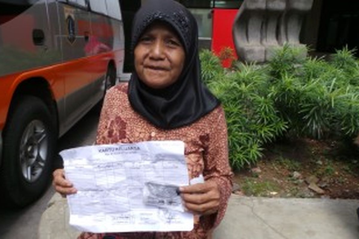 Saani, wanita asal Jakarta Barat yang menyasar di Balaikota DKI Jakarta, demi BLSM, Kamis (27/6/2013).