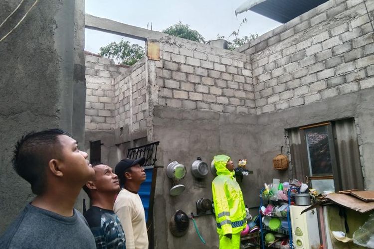 CEK LOKASI--Tim gabungan TNI, Polri dan BPBD turun mengecek lokasi yang rumah warga yang terdampak bencana angin puting beliung di Desa Sidomulyo, Kecamatan Wonoasri, Kabupaten Madiun, Jawa Timur, Kamis (9/2/2023) sore. 