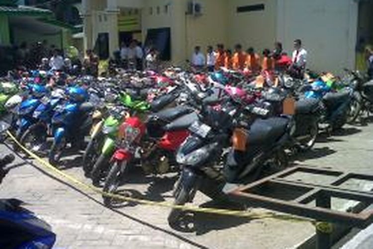 71 unit motor dan beberapa tersangka digelar di markas Polrestabes Makassar beberapa waktu lalu.
