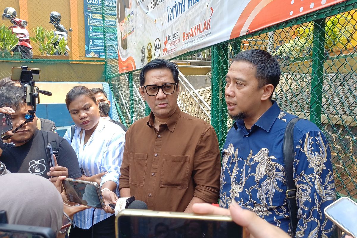 Andre Taulany dan kuasa hukumnya usai sidang mediasi di Pengadilan Agama Jakarta Selatan, Selasa (14/10/2025).