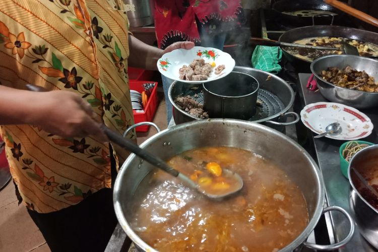 Suasana dapur Ayam Goreng Sop Buntut Daging Pak Supar, Semarang, Rabu (28/3/2018).