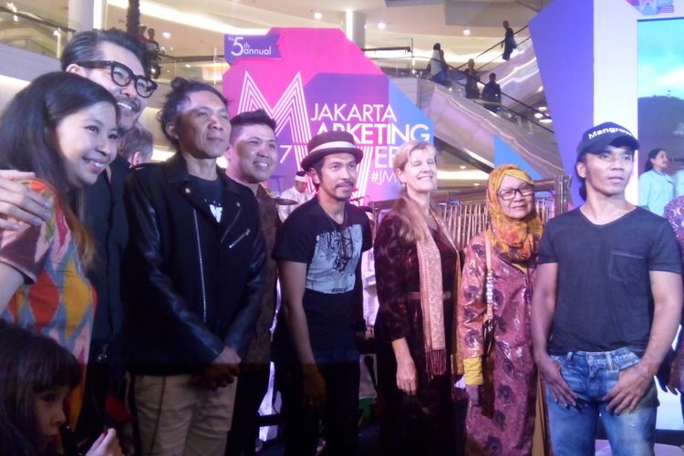 Vokalis Kaka (paling kanan mengenakan topi) diabadikan bersama band Slank dalam sebuah acara di Kota Kasablanka, Jakarta, Selasa (9/5/2017).