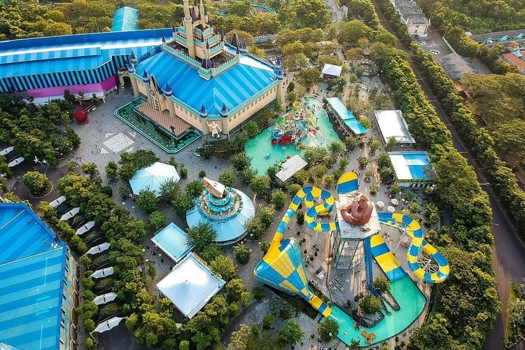 Atlantis Land  bertempat di Jalan Sukolilo, Sukolilo Baru, Kecamatan Bulak, Kota Surabaya.