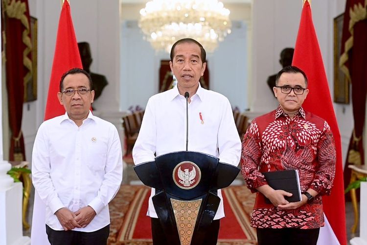 Presiden Joko Widodo (Jokowi) didampingi Menteri Pendayagunaan Aparatur Negara dan Reformasi Birokrasi (Menpan RB) Abdullah Azwar Anas mengumumkan pembukaan seleksi calon aparatur sipil negara atau ASN di Istana Negara, Jakarta, Jumat (5/1/2024).