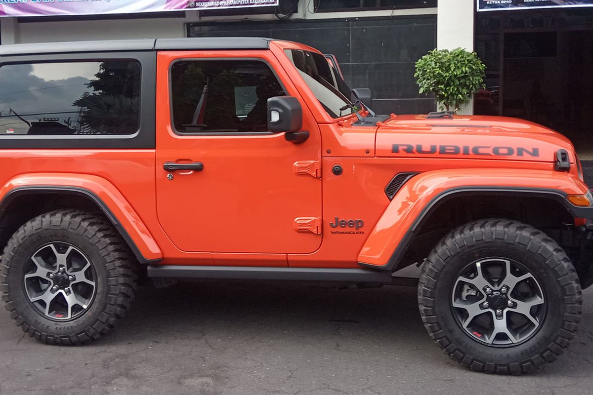 Mobil Jeep Wrangler Rubicon menjadi mobil dinas Bupati Karanganyar, Juliyatmono. 