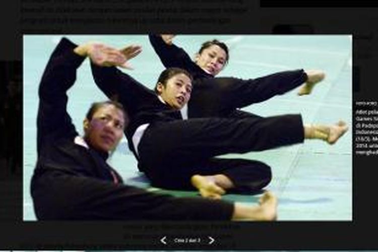 Atlet pelatnas pencak silat SEA Games Singapura 2015 berlatih di Padepokan Pencak Silat Indonesia, Jakarta Timur, Selasa (10/3). Mereka berlatih sejak Juni 2014 untuk mematangkan diri menghadapi SEA Games, Juni.