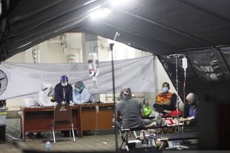 Tenda darurat yang didirikan di salah satu halaman rumah sakit di Kabupaten Bogor, Jawa Barat.