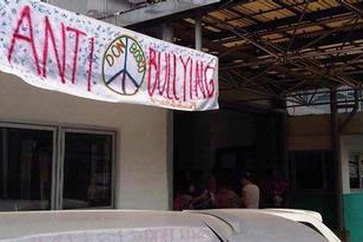 Spanduk Antibullying terpasang di gedung depan SMA Don Bosco Pondok Indah, Jakarta Selatan, Kamis (2/8/2012).