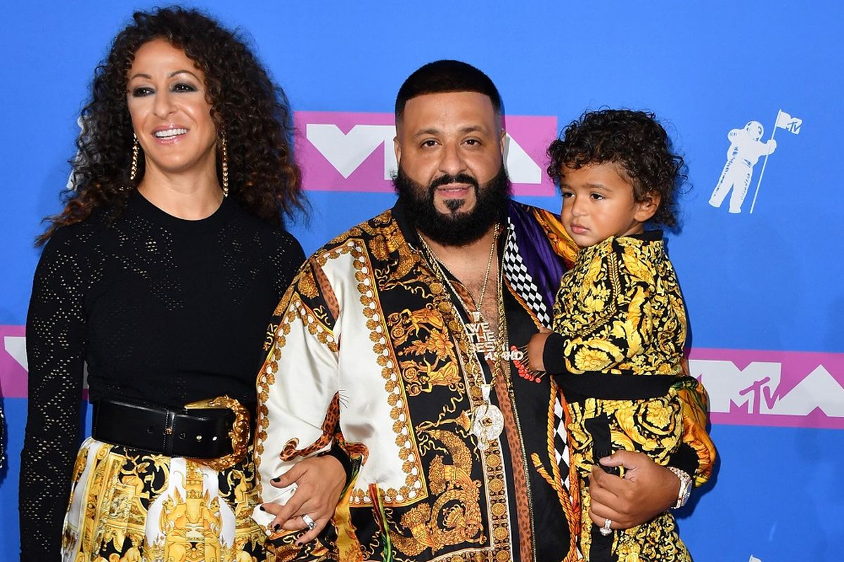 DJ Khaled (tengah), istrinya Nicole Tuck, dan putra mereka Asahd Tuck Khaled menghadiri 2018 MTV Video Music Awards di Radio City Music Hall, New York City, pada 20 Agustus 2018. 
