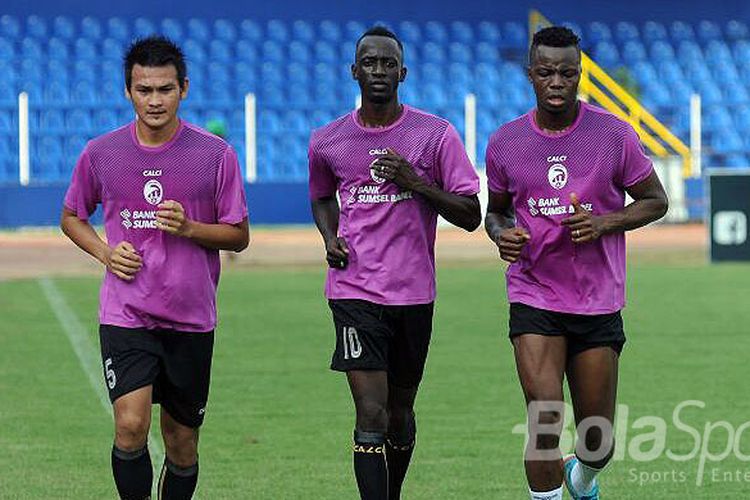 Konate Makan dan Mamadou NDiaye berlatih bersama di stadion Bumi Sriwijaya FC, setelah resmi bergabung dengan tim berjuluk Laskar Wong Kito untuk musim kompetisi 2018.