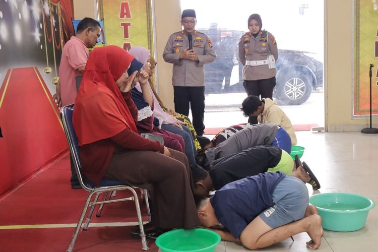 Kapolres Dumai AKBP Nurhadi Ismanto saat menghukum lima pelajar terlibat tawuran mencium kaki ibunya dan meminta maaf, Kamis (30/3/2023).