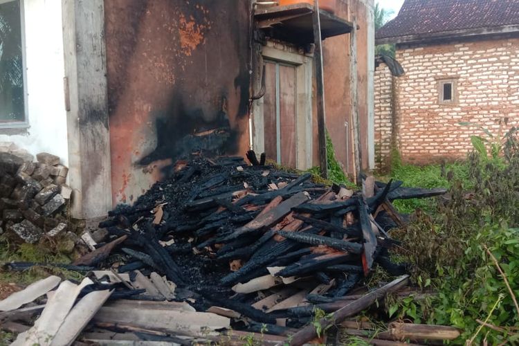 Bagian Belakangan kantor Kantor Majelis Wakil Cabang (MWC) Nahdlatul Ulama (NU) Kecamatan Lenteng, Kabupaten Sumenep terbakar, Jumat (5/5/2023). 