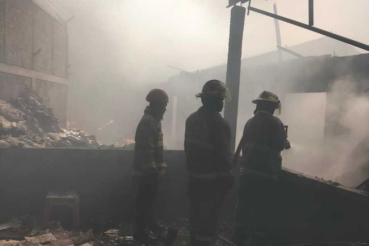 Petugas pemadam kebakaran sedang memadamkan api di pabrik alumunium foil di kawasan industri Gunung Putri, Kabupaten Bogor, Jawa Barat.