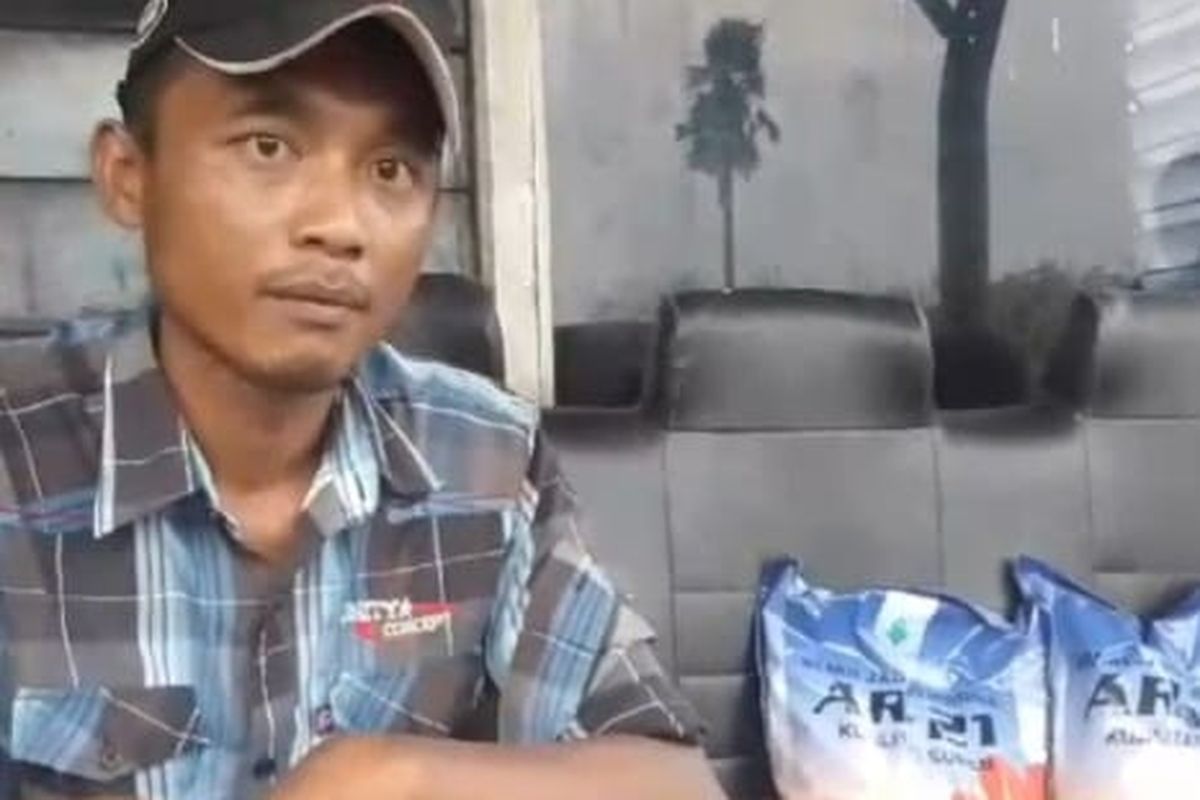 Syahroni, petani di Kabupaten Situbondo yang curhat di medsos soal dugaan pungli bantuan pupuk dan bibit gratis dari Kementerian Pertanian saat ditemui di rumahnya, Minggu (8/1/2024)