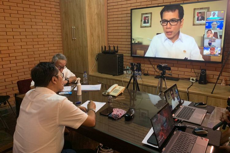 Kepala Dinas Pariwisata dan Kebudayaan Pemerintah Provinsi Jawa Barat Dedi Taufik saat menggelar rapat bersama Menteri Pariwisata dan Ekonomi Kreatif Wishnutama, beberapa waktu lalu. 