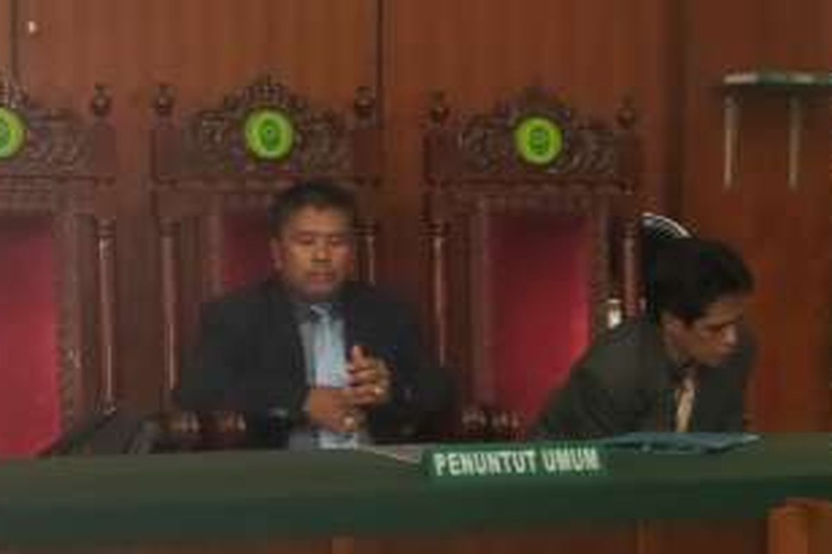 Kuasa hukum Saipul Jamil, Sahrullah (kiri), di ruang sidang praperadilan di PN Jakarta Utara, Kamis (10/3/2016).