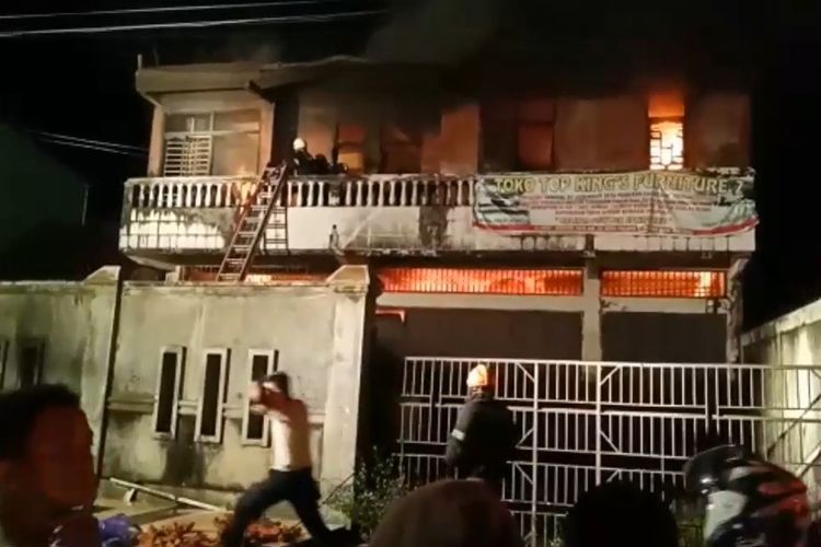 Sebuah Ruko yang menjual Springbed dan peralatan meubel hangus terbakar di jalan Durian  Kecamatan Wara, Kota Palopo, Sulawesi Selatan, petugas pemadam kebakaran terkendala dengan Pintu pagar dan ruko yang terkunci, Minggu (23/06/2019) dini hari