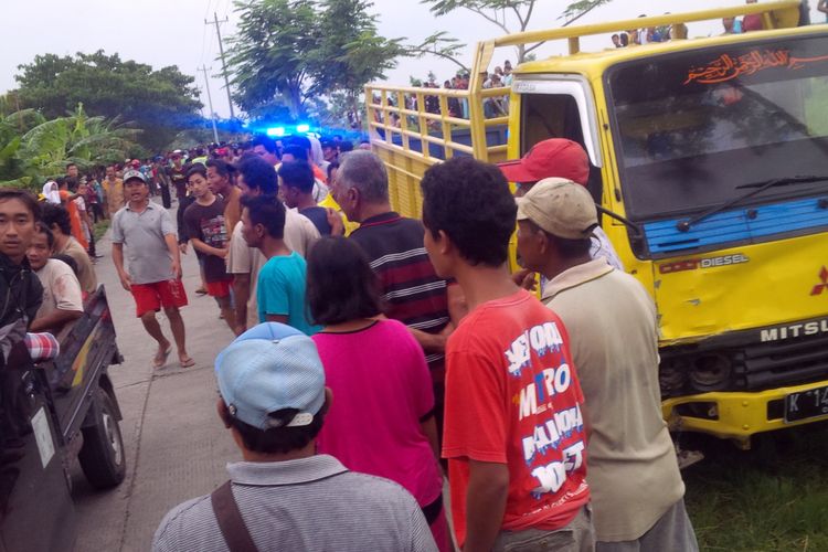 Kecelakaan maut terjadi di Jalan Raya Penawangan-Karangrayung tepatnya di Desa Wolo, Kecamatan Penawangan, Kabupaten Grobogan, Jawa Tengah, Senin (8/1/2018) sekitar pukul 16.00 WIB.? Dalam kejadian nahas itu puluhan orang mengalami luka-luka, sementara tiga ?orang tewas di lokasi kejadian.