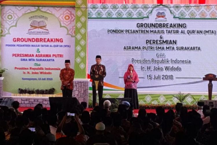  Yuni Astuti menjawab tantangan Presiden Jokowi dengan melafalkan lima sila pancasila. Yuni akhirnya mendapatkan satu sepeda gunung spesial dari Presiden Jokowi.