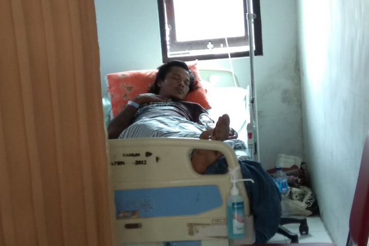 Salah satu pasien korban akibat minuman keras oplosan yang menjalani perawatan serius di RSUD Dokter Iskak Tulungagung Jawa Timur, Selasa (12/02/2019)