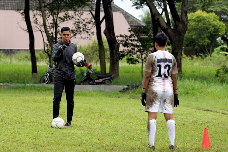 Disela-sela tim diliburkan karena dihentikannya Liga 1 2020, penjaga gawang Arema FC, Teguh Amirudin melatih tim putri di Lapangan Tunjung Sekar Malang, Jawa Timur, Sabtu (19/12/2020) pagi. 