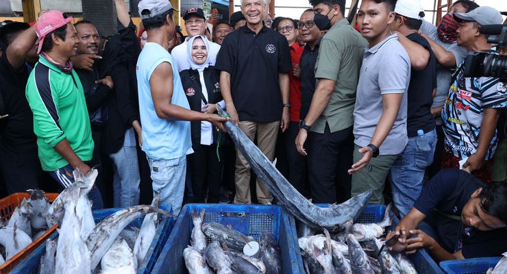 Ngobrol Bareng Nelayan, Ganjar Janji Bakal Sikat Pungli "Bajak Laut"
