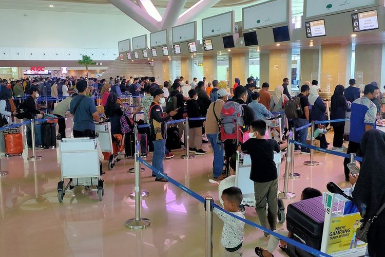 Situasi check in Bandar Udara Yogyakarta International Airport (YIA), Selasa (2/5/2023). Hari ini rencananya ada 15.000 penumpang memanfaatkan penerbangan via YIA.